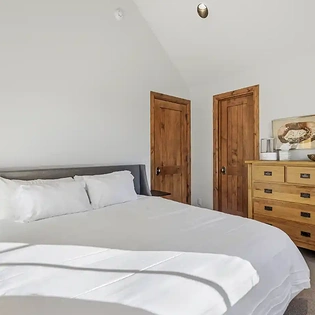 10.10 wild lupine telluride apartment bedroom3