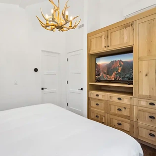 13.07 sunshine valley telluride guest house primary bedroom2
