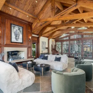 2.0 telluride saison cinq main living room