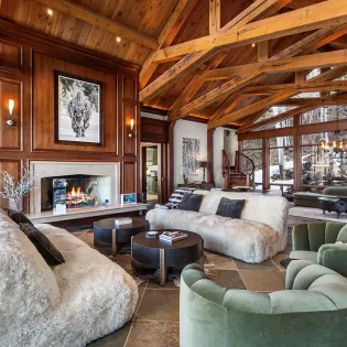 2.02 saison cinq mountain village living room6