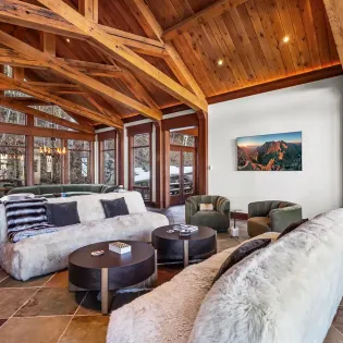 2.03 saison cinq mountain village living room5