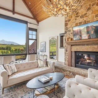2.2 between the peaks mountain village living room2