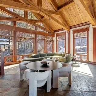 2.20 saison cinq mountain village living room2