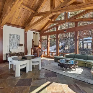 2.21 saison cinq mountain village living room1