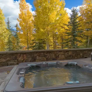 28.01 evergreen telluride exterior hot tub2