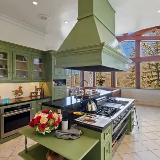 3.1 saison cinq mountain village kitchen2