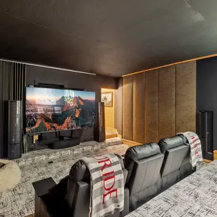 5.01 saison cinq mountain village movie theater3