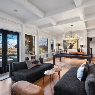 5.07 saison cinq mountain village game room1