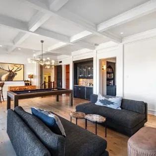 5.08 saison cinq mountain village game room2