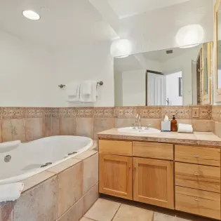 5.5 telluride centrum 302 primary suite bath1