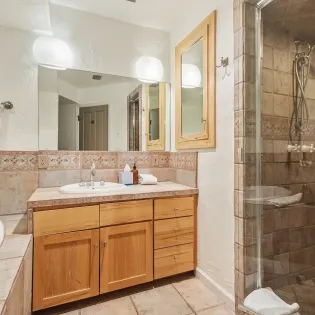 5.6 telluride centrum 302 primary suite bath2