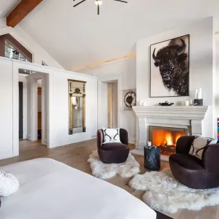 6.1 saison cinq mountain village primary suite2 3