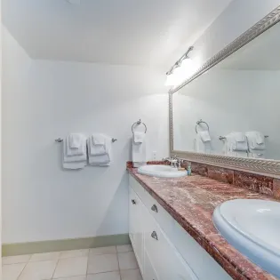 7.01 bunk room bathroom diamondtooth telluride   11 