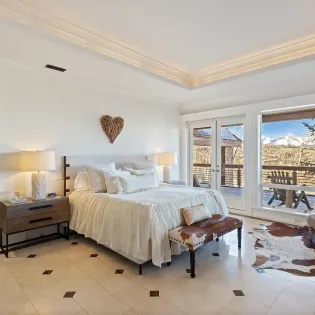 7.1 saison cinq mountain village primary suite1 2