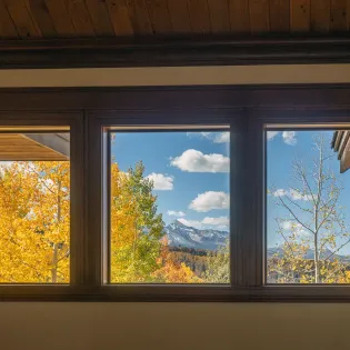 8.01 telluride saison cinq view above stairs to master
