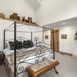 9.00 teleamark b telluride master bedroom