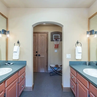 9.2 solstice ridge telluride bunk room bathroom1