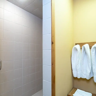 9.3 solstice ridge telluride bunk room bathroom2