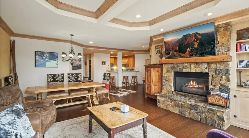 2.1 telluride centrum 302 living room3