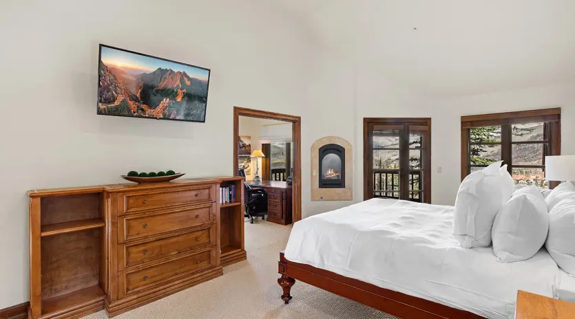 5.2 skiside lorian mountain village primary suite3