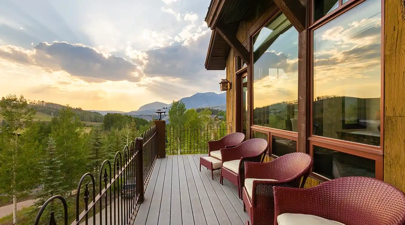 7.5 between the peaks mountain village exterior primary suite balcony2